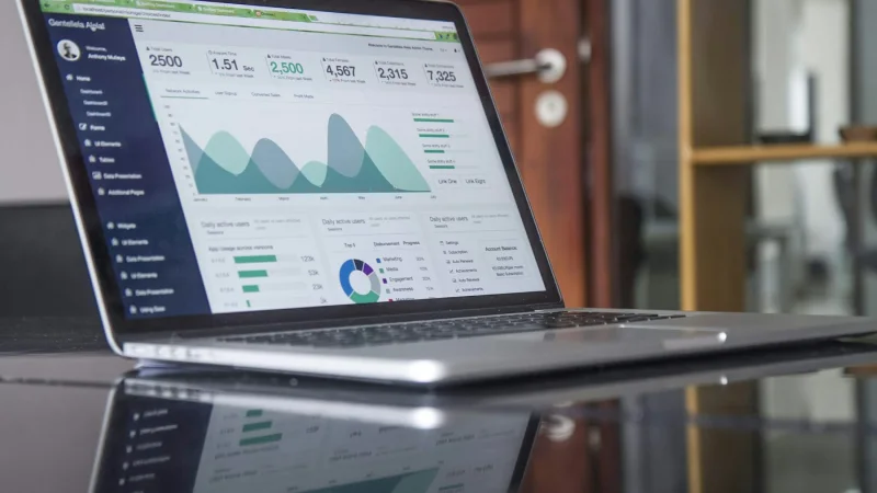 Pantalla con una visualización de análisis de datos y métricas.